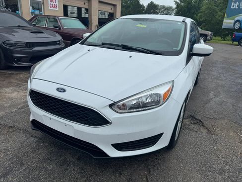 Used 2018 Ford Focus SE FWD image 2