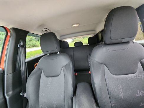 Used 2016 Jeep Renegade Latitude AWD/4WD image 33