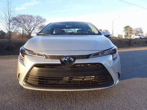 Used 2025 Toyota Corolla LE image 6