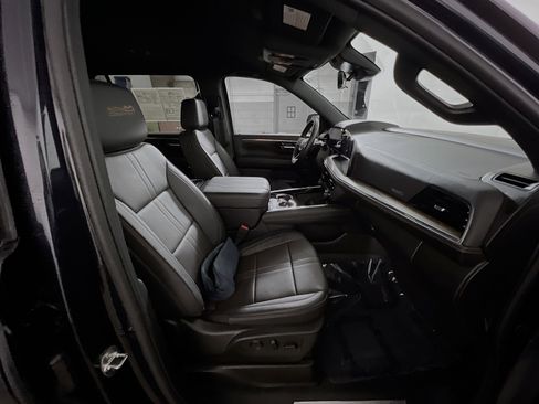 Used 2025 Chevrolet Suburban High Country image 31