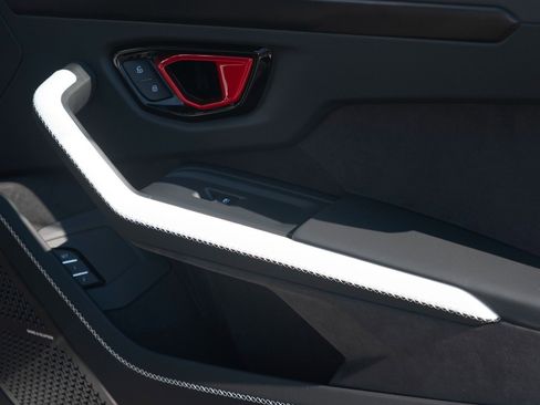 Used 2025 Lamborghini Urus SE AWD/4WD image 20