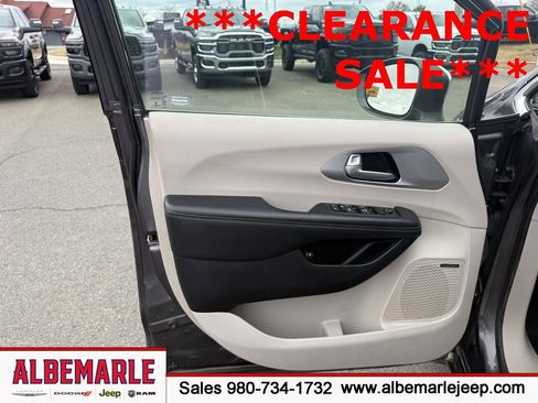 Used 2018 Chrysler Pacifica Limited image 12