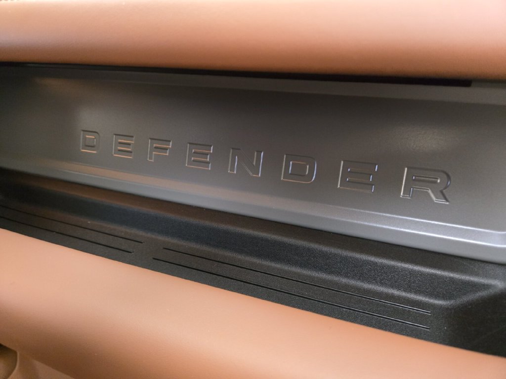Used 2025 Land Rover Defender 110 AWD/4WD image 30