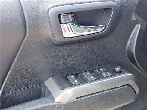 Used 2019 Toyota Tacoma Limited AWD/4WD image 10