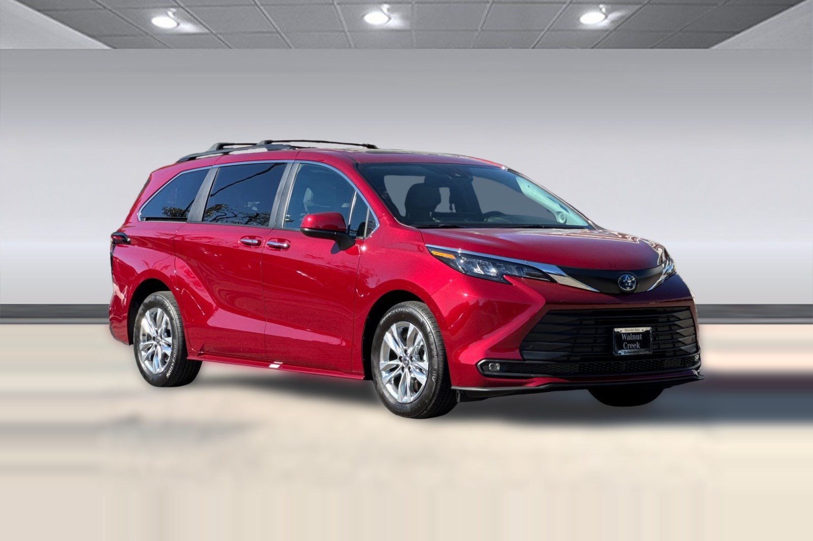 Used 2025 Toyota Sienna XLE w/ XLE Plus Package AWD/4WD image 7