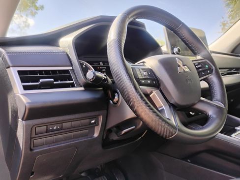 Used 2023 Mitsubishi Outlander SE image 12