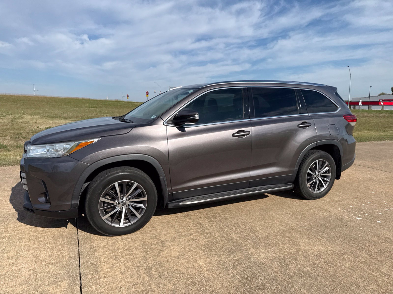 Used 2019 Toyota Highlander XLE FWD image 10