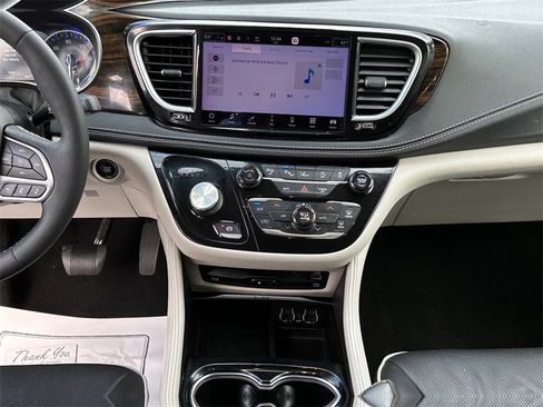 Used 2022 Chrysler Pacifica Limited w/ Uconnect Theater Family Group image 16