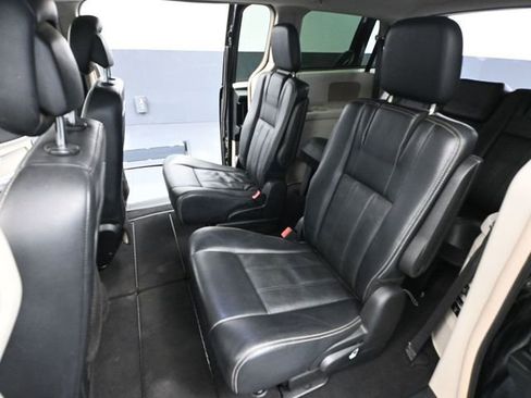 Used 2013 Chrysler Town & Country Touring image 31