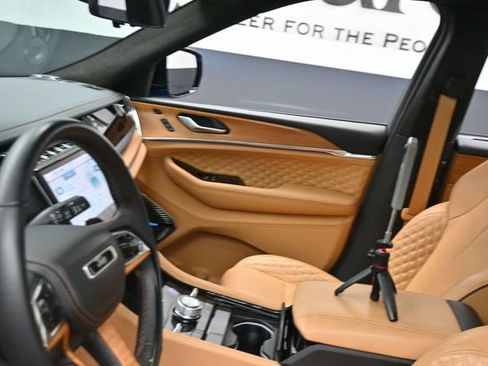 Used 2023 Jeep Grand Cherokee Summit AWD/4WD image 15