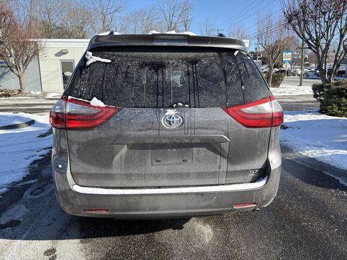 Used 2020 Toyota Sienna XLE image 6