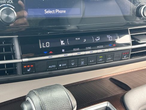 Used 2023 Toyota Sienna XLE FWD image 20