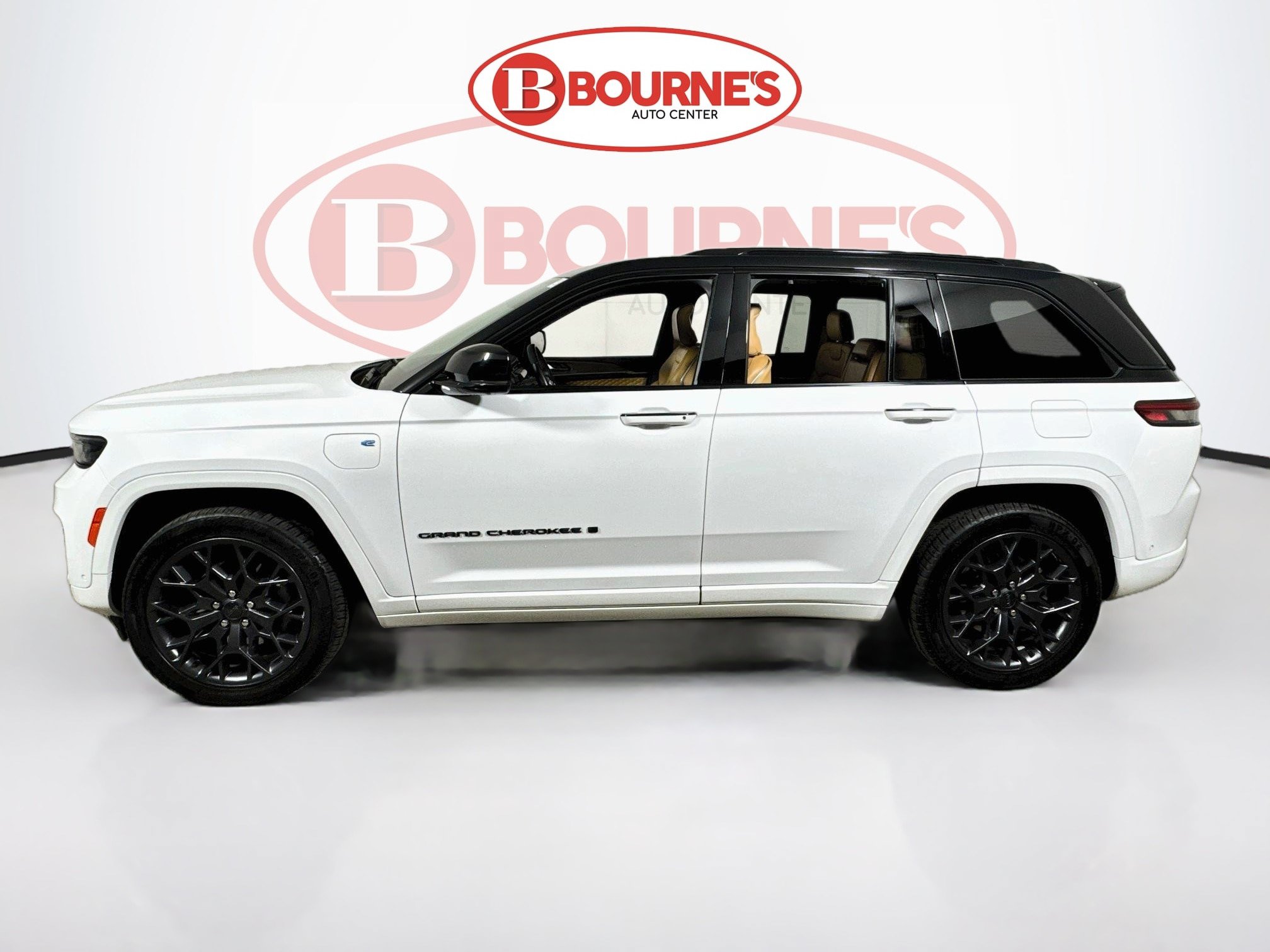 Used 2023 Jeep Grand Cherokee Summit w/ Advanced Protech Group IV AWD/4WD image 9