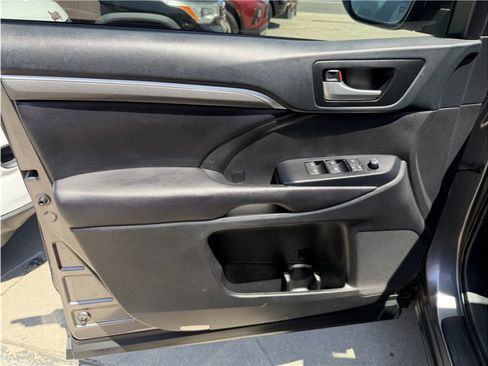 Used 2019 Toyota Highlander SE FWD image 16