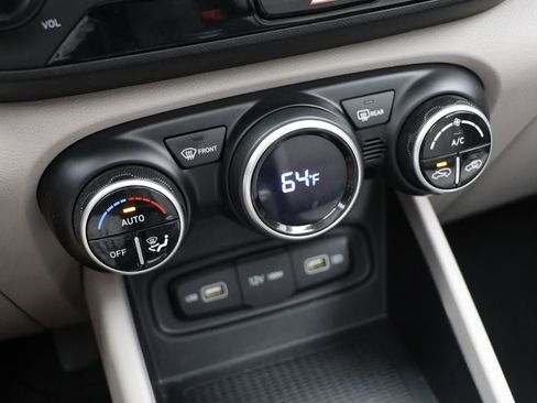 Used 2022 Hyundai Venue SEL image 24