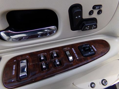 Used 2002 Lincoln Town Car Signature image 52