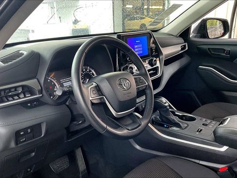 Used 2025 Toyota Highlander LE FWD image 15
