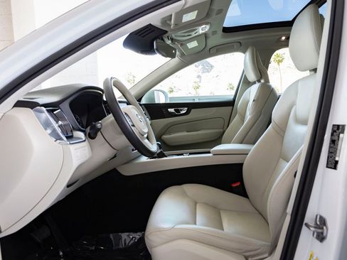 Used 2018 Volvo XC60 T5 Momentum w/ Vision Package image 14