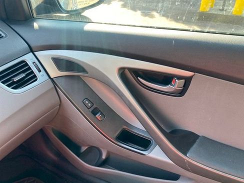 Used 2014 Hyundai Elantra SE FWD image 28