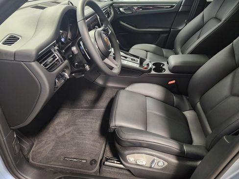 Used 2025 Porsche Macan image 18