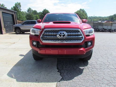 Used 2017 Toyota Tacoma TRD Sport w/ Tow Package (A/T) AWD/4WD image 8