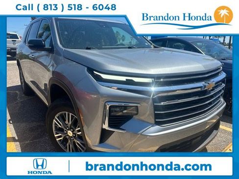 Used 2025 Chevrolet Traverse LT FWD image 1