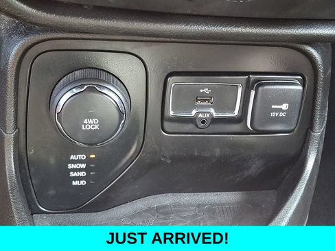 Used 2017 Jeep Renegade Altitude AWD/4WD image 22