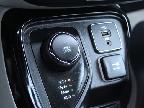 Used 2018 Jeep Compass Limited w/ Navigation Group AWD/4WD image 32
