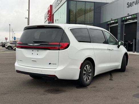 Used 2023 Chrysler Pacifica Touring-L FWD image 5