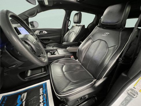 Used 2025 Chrysler Pacifica Limited FWD image 16