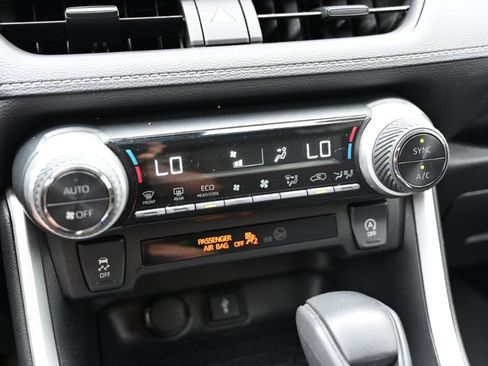 Used 2022 Toyota RAV4 XLE AWD/4WD image 25