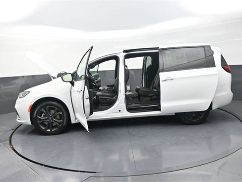 New 2026 Chrysler Pacifica Select image 28