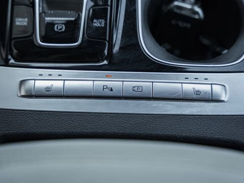 Used 2024 Kia Carnival EX FWD image 31