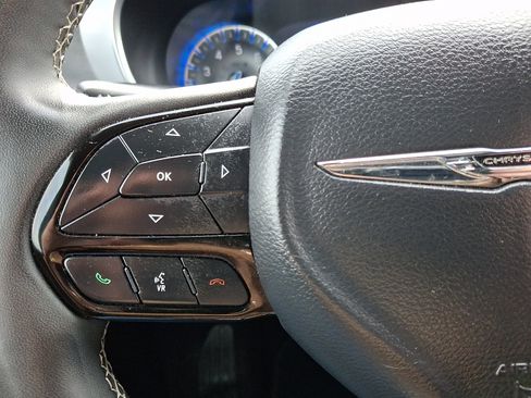 Used 2025 Chrysler Pacifica Limited FWD image 23