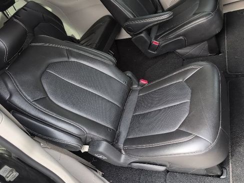 Used 2024 Chrysler Pacifica Touring-L FWD image 12
