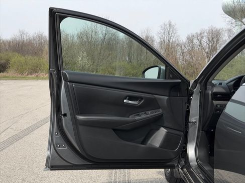 Used 2025 Nissan Sentra SV FWD image 16