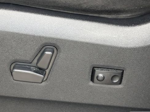 Used 2012 Chrysler Town & Country Touring FWD image 22