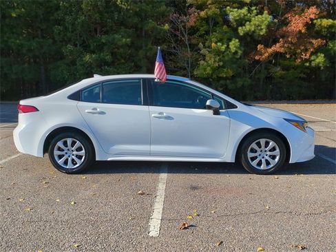 Used 2023 Toyota Corolla LE image 3