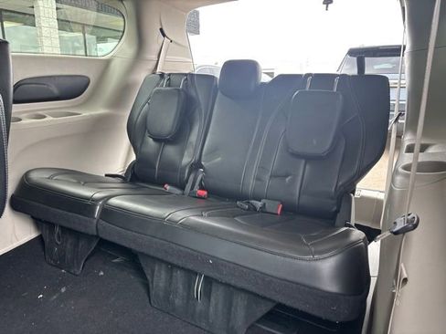 Used 2023 Chrysler Pacifica Touring-L FWD image 16
