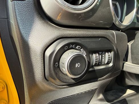 Used 2019 Jeep Wrangler Unlimited Sahara w/ Uconnect 4C Nav & Sound Group AWD/4WD image 18