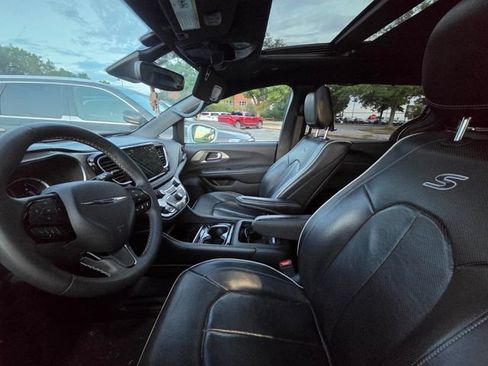 Used 2022 Chrysler Pacifica Limited w/ Uconnect Theater Family Group FWD image 8