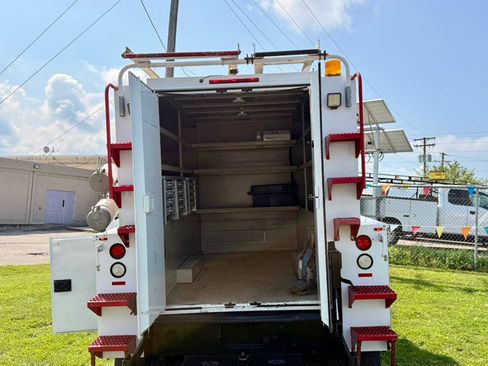 Used 2016 Ford F550 2WD SuperCab Super Duty image 4