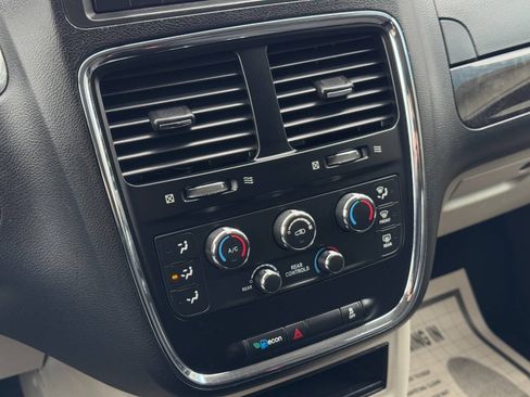Used 2017 Dodge Grand Caravan SE FWD image 20