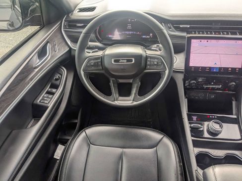Used 2024 Jeep Grand Cherokee Limited w/ Black Appearance Package AWD/4WD image 17