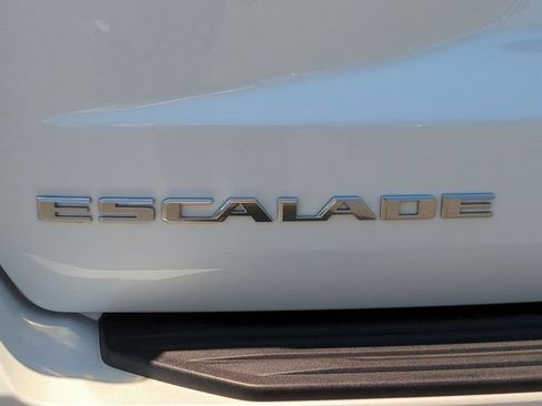 Used 2022 Cadillac Escalade Premium Luxury RWD image 34
