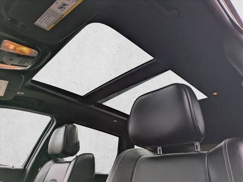 Used 2017 Jeep Grand Cherokee Overland image 15