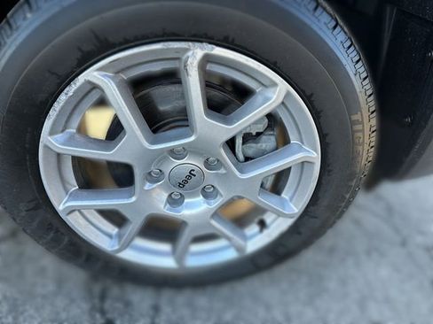 Used 2023 Jeep Renegade Latitude AWD/4WD image 20