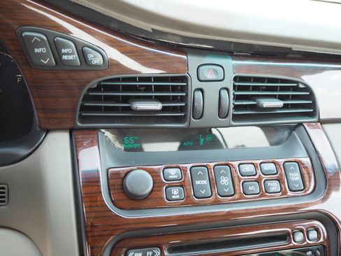 Used 2000 Cadillac De Ville DTS w/ Safety/Security Pkg image 17