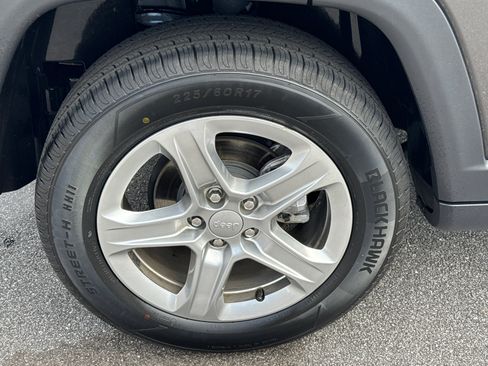 Used 2024 Jeep Compass Latitude image 17