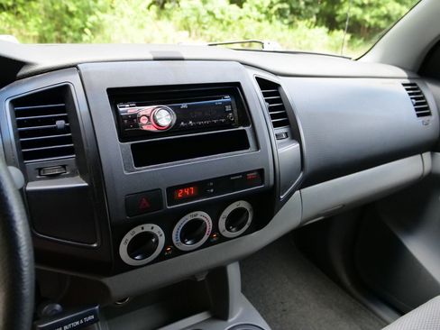 Used 2011 Toyota Tacoma 2WD Regular Cab image 12